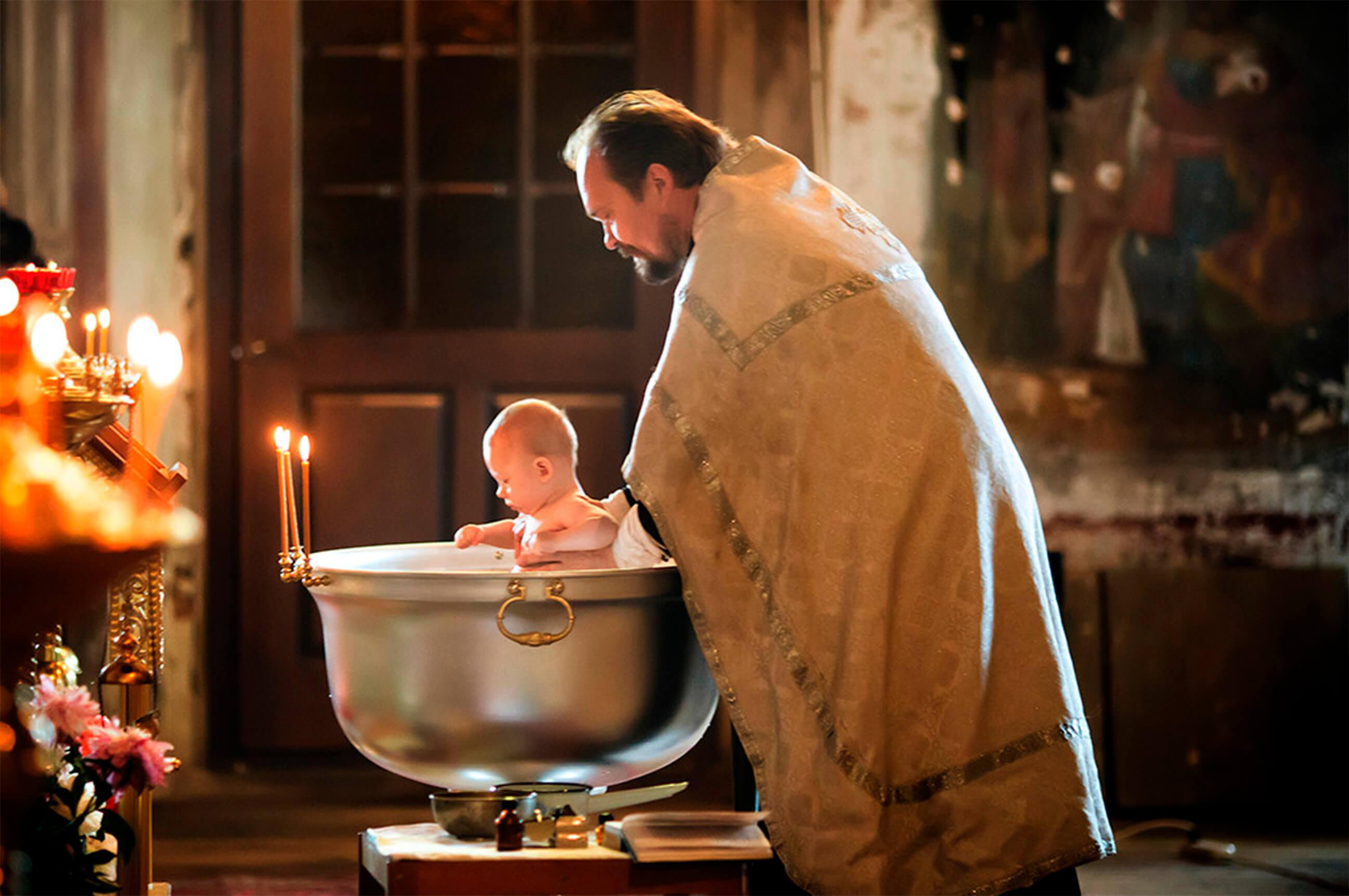 Можно крестить во время поста. Таинство крещения. Купель для крещения младенцев. Таинство крещения фотосессия. Крещение фотосъемка.