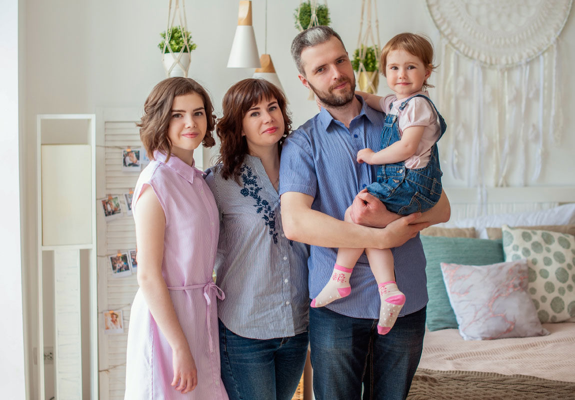 Фотосессия недорого семьи в светлой студии