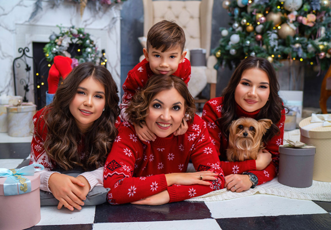 Семейная фотосессия с маленькой собакой